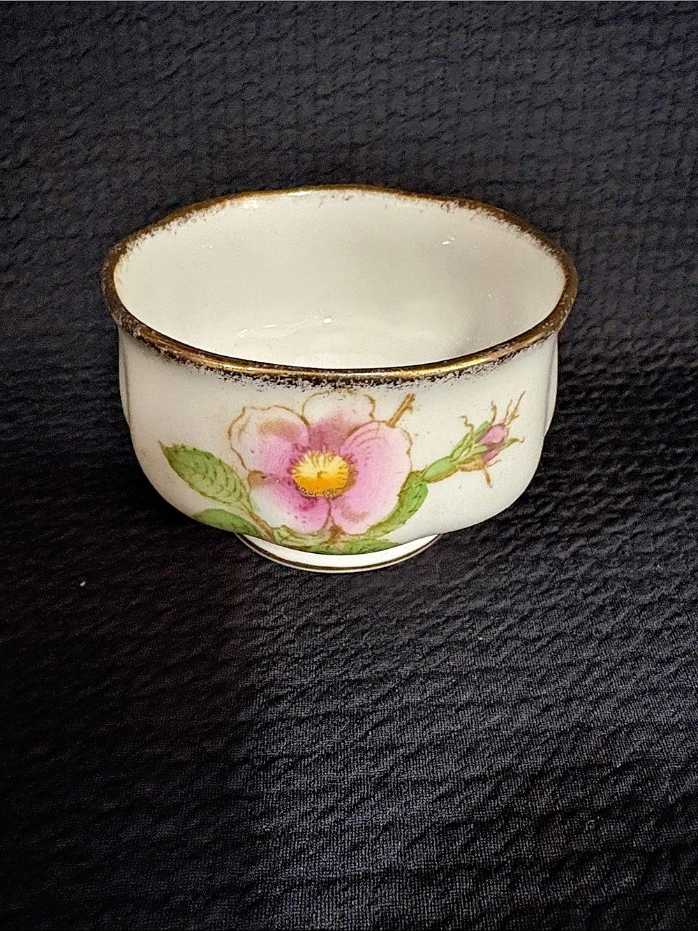 Royal Albert Wild Rose Floral Tea Set in White & Pink. 4 pieces. So sweet! - Picture 10 of 12